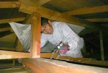小屋裏の調査風景