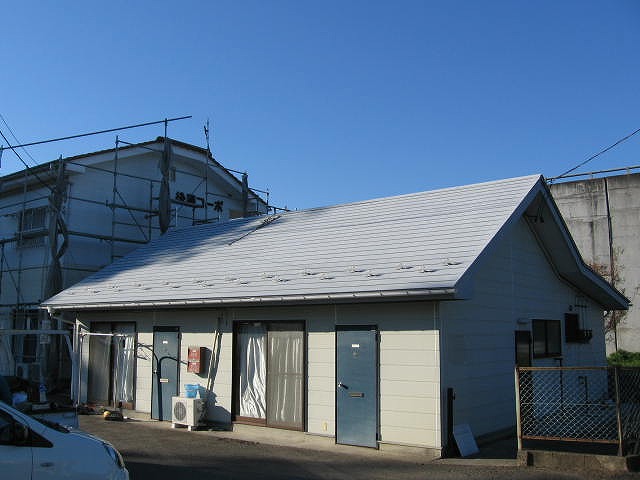 福島市内にある平屋造り賃貸アパートの屋根・外壁塗装前の軒天補修です