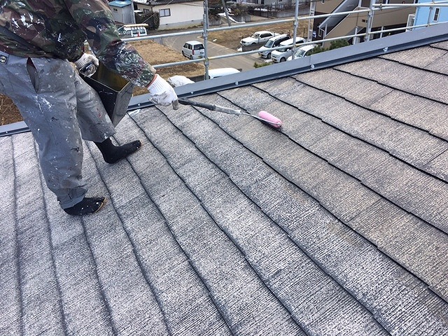 屋根塗装下地処理の様子